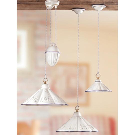 keramika mediteran zavesny klasicky dierovany cipkovany lampa osvetlenie vidiecky vintage modry malovany rucne jedalen kuchyna jedalensky obyvacka balaton rekreacny dom vidiecky dom lampy lameridiana zariadenie vidiek.jpg